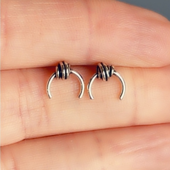 Sterling Silver Knot Simple Stud Earrings - Picture 4 of 8